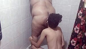 mamando o novinho no banheiro com tesão