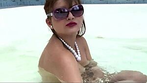 妹子按摩浴缸放松自慰玩逼