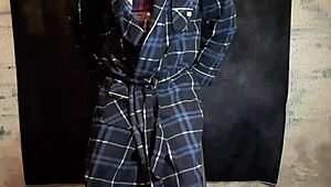 In a spanish solo session, a gay guy strokes his cock and fingers his ass