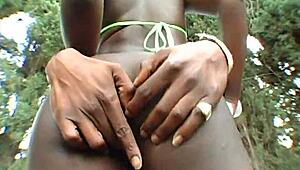 街头辣妹户外吸鸡巴吸得超爽