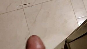 超爱偷窥她洗澡后让她吸鸡巴我舔屁眼