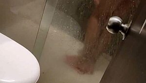 超爱偷窥她洗澡后让她吸鸡巴我舔屁眼