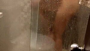 超爱偷窥她洗澡后让她吸鸡巴我舔屁眼