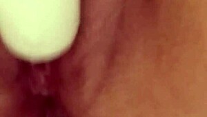 hey, wanna see pussy getting fucked with a dildo and squirting? 😏