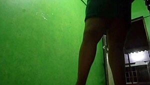 Mi madrastra se graba en vestido y sin calzones y me manda el video!