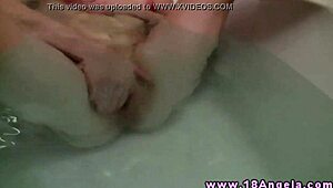 害羞安吉拉浴缸自慰光溜逼湿透