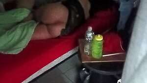 哇，通过监控摄像头偷窥这个曲线玲珑的墨西哥夫妻太疯狂了！Karmico有最佳视角！😏