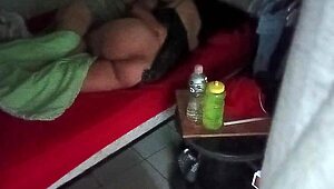 哇，通过监控摄像头偷窥这个曲线玲珑的墨西哥夫妻太疯狂了！Karmico有最佳视角！😏