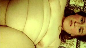 look at that amazing pussy gaping and squirting all over the place