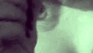 玩弄我湿湿穿孔奶头