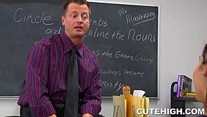 娇小拉丁少女课堂勾引老师