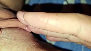 Subrinho attacks tia on bed, touches her pussy until she cums on his finger, then eats her ass without the cuckold knowing, full skin xv red.