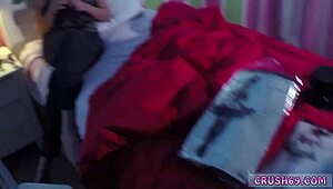 18+少女边聊假屌边自慰首次高潮中国风吞精