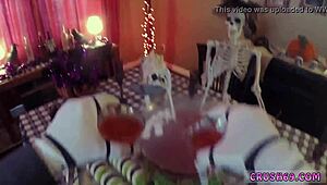 18+少女边聊假屌边自慰首次高潮中国风吞精