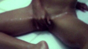 Me baño y mi hermanastro me graba abriéndome el culo sexy 😏