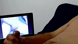 Gay Cumshot in Intense Scene