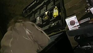 浪街妹垃圾桶撕衣露光屄！