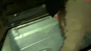 浪街妹垃圾桶撕衣露光屄！