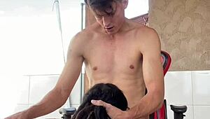 Resenha na varanda acaba em boquete babadinho a novinha tatuada bebendo leite.