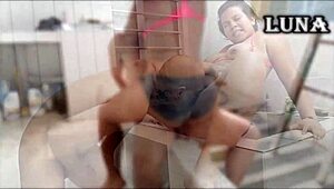 Video Casero Venezolana Le Meten La Verga En La Boca Para Chuparla Y Luego La Culean Mientras Lavaba Sus Bikinis