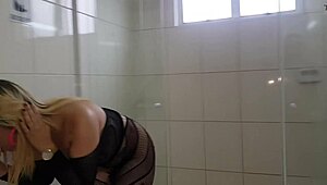 loira do tham brincando com diversao