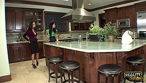 安吉丽娜·瓦伦丁和迈亚·尼科尔玩女同玩具大奶