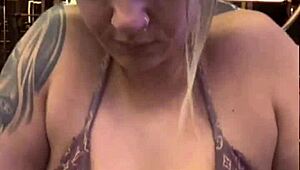 健身房楼梯湿透奔厕所擦滴水骚逼和透视巨乳