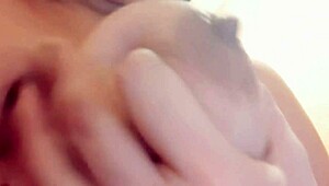 i borraron but lo volvi a subir miralo antes que lo borren de nuevo madrastra bisexual se da una rica metida de dedos y se masturba bien rico cuando se toca casero real amateur