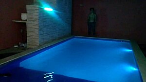 我的大鸡巴硬邦邦翘起