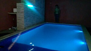 我的大鸡巴硬邦邦翘起