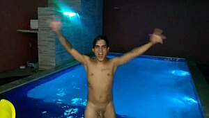 我的大鸡巴硬邦邦翘起