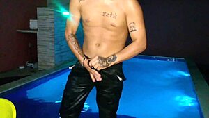 我的大鸡巴硬邦邦翘起