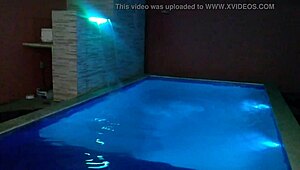 我的大鸡巴硬邦邦翘起