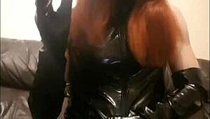 人妖PVC装双烟狂抽