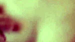 中国美女在办公室沙发上大胆自慰。