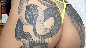 gostosa tatuada showing off her sexy brazilian body