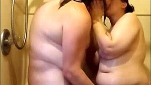 骚人妻淋浴间被猛干到爽！人妻淋浴猛干