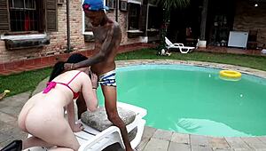 branquinha novinha da buceta rosa com interracial dotado conhecido como brinquedo.