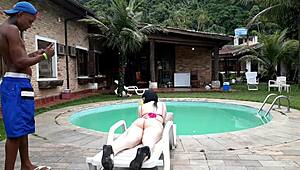 branquinha novinha da buceta rosa com interracial dotado conhecido como brinquedo.