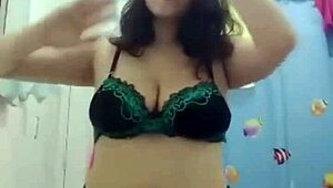 Novinha vagabunda se exibindo no banheiro parte 1