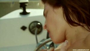 I love watching these lesbians kiss and masturabte with toys.