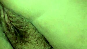 玩弄她的逼，弯腰展示粉嫩内部