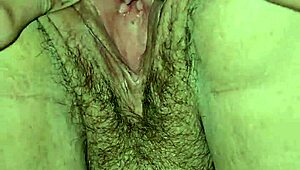 玩弄她的逼，弯腰展示粉嫩内部