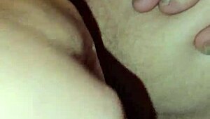 玩弄她的逼，弯腰展示粉嫩内部