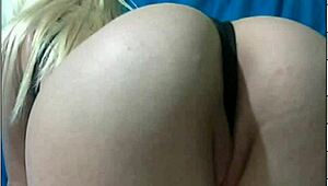 Watch Viivixinha rip her clothes in a hot striptease?