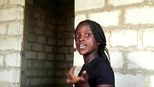 疯骚货现在正为粉丝狂野直播脱衣舞