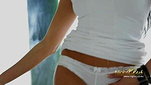 Heiße brünette wird gefickt und bekommt große ladung sperma auf die füße