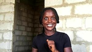 疯骚货现在正为粉丝狂野直播脱衣舞