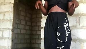 疯骚货现在正为粉丝狂野直播脱衣舞