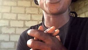 疯骚货现在正为粉丝狂野直播脱衣舞